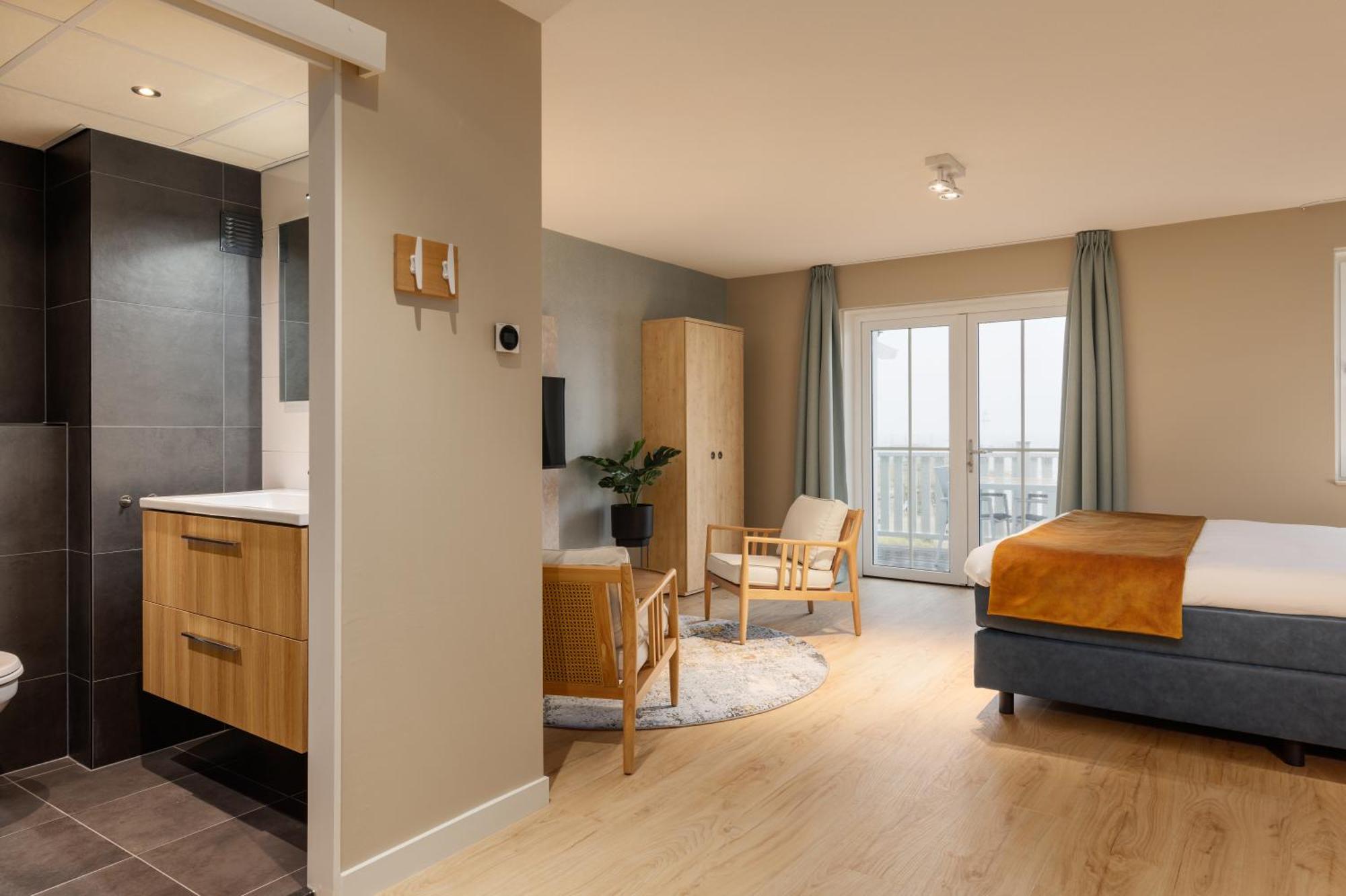 Beachhotel Cape Helius Хеллевутслёйс Экстерьер фото